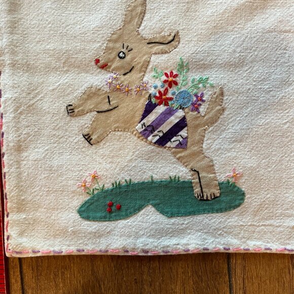 Lot of vintage linen embroidered napkins and tablecloths - Picture 10 of 16